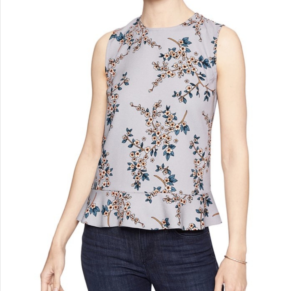 Banana Republic Grey Floral Women's Top - Short Sleeved Size: Petite XS